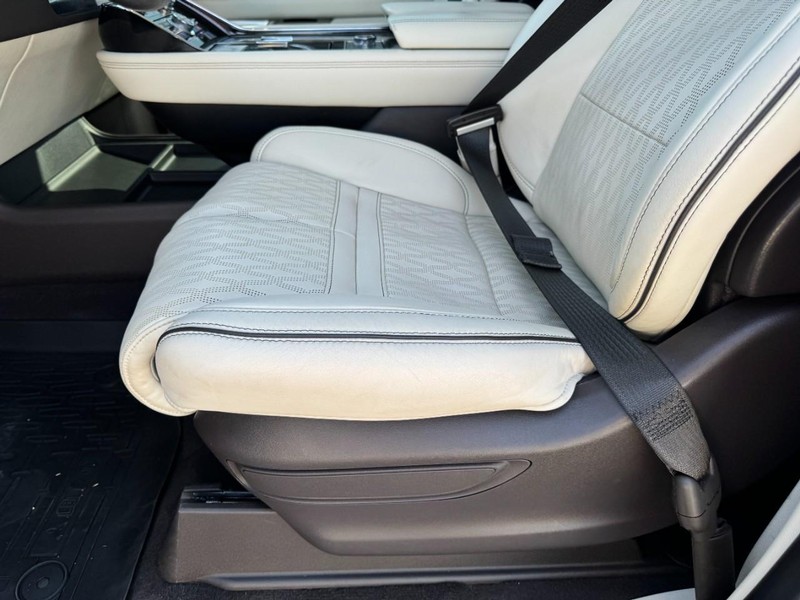 Lincoln Navigator Vehicle Full-screen Gallery Image 26