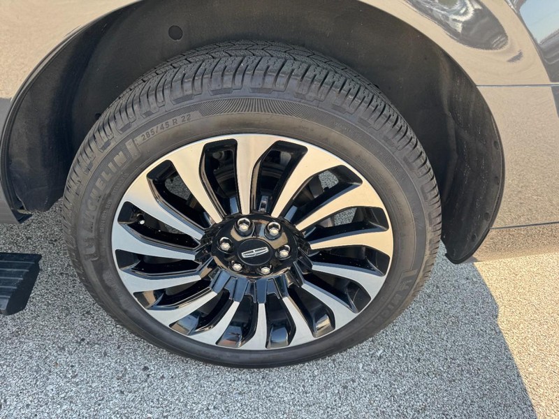 Lincoln Navigator Vehicle Full-screen Gallery Image 27