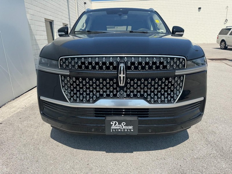 Lincoln Navigator L Vehicle Full-screen Gallery Image 02