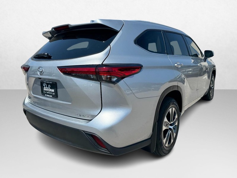 Toyota Highlander Vehicle Full-screen Gallery Image 05