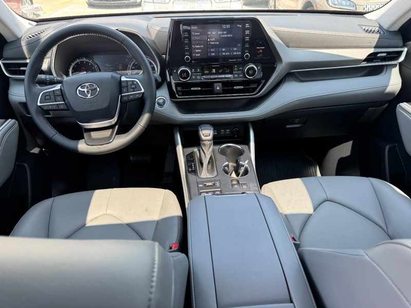 Toyota Highlander Vehicle Full-screen Gallery Image 09
