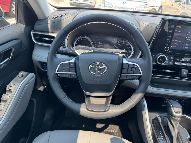 Toyota Highlander Vehicle Full-screen Gallery Image 10