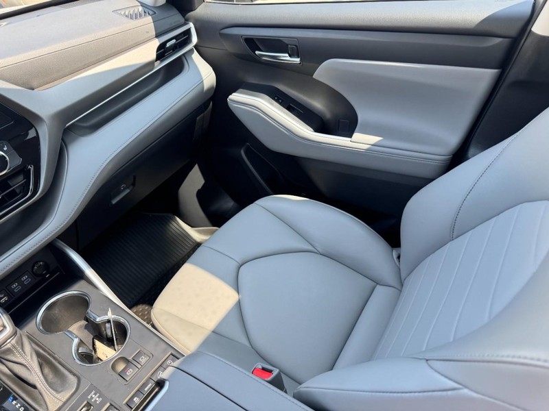 Toyota Highlander Vehicle Full-screen Gallery Image 11