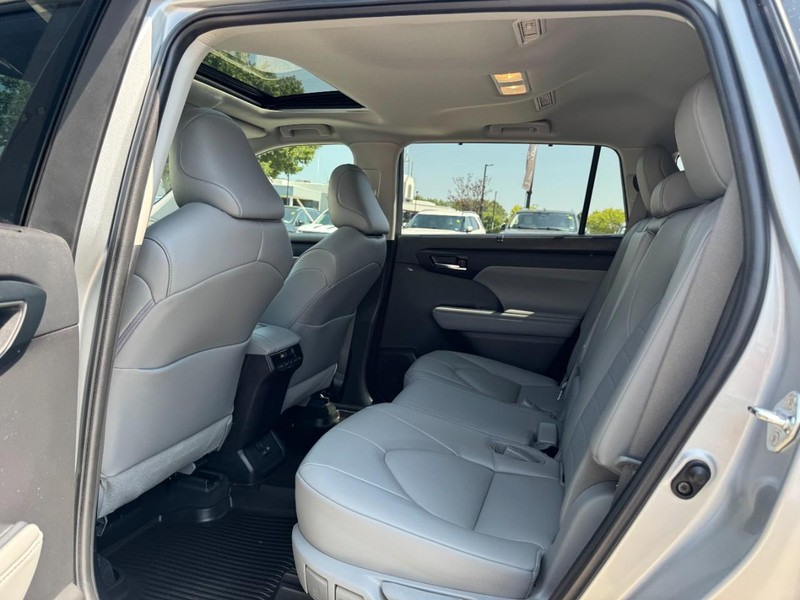 Toyota Highlander Vehicle Full-screen Gallery Image 12