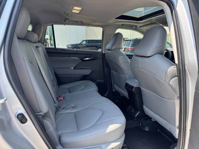 Toyota Highlander Vehicle Full-screen Gallery Image 13