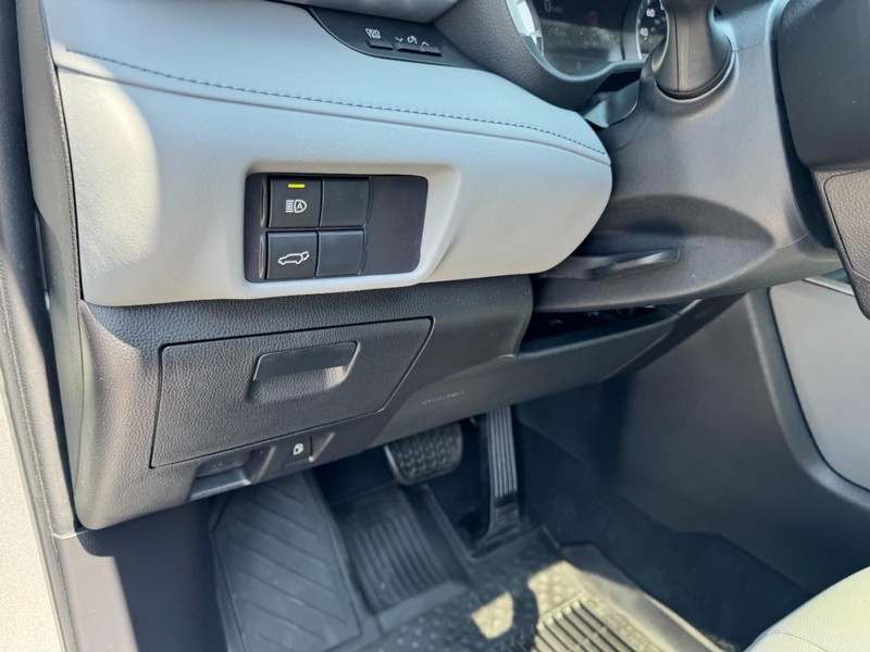 Toyota Highlander Vehicle Full-screen Gallery Image 14