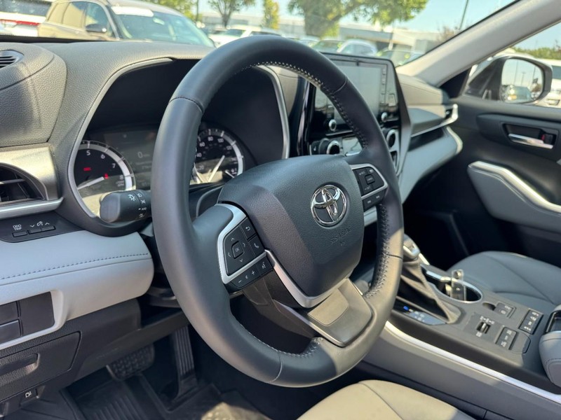 Toyota Highlander Vehicle Full-screen Gallery Image 15