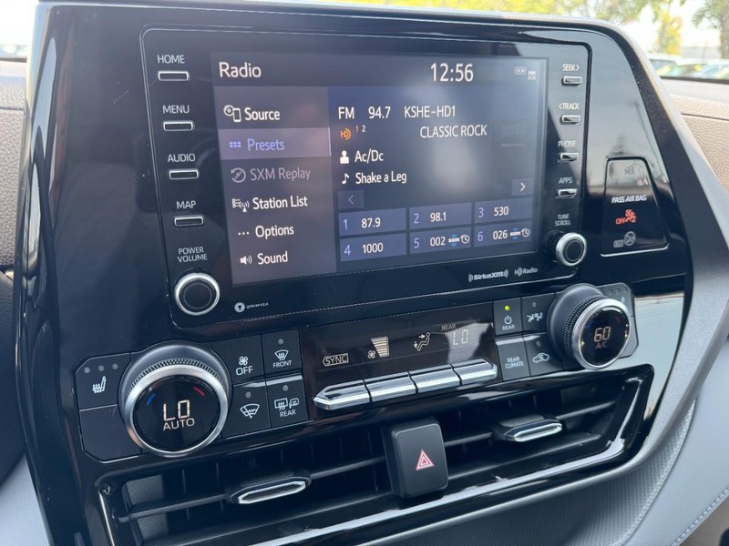 Toyota Highlander Vehicle Full-screen Gallery Image 16