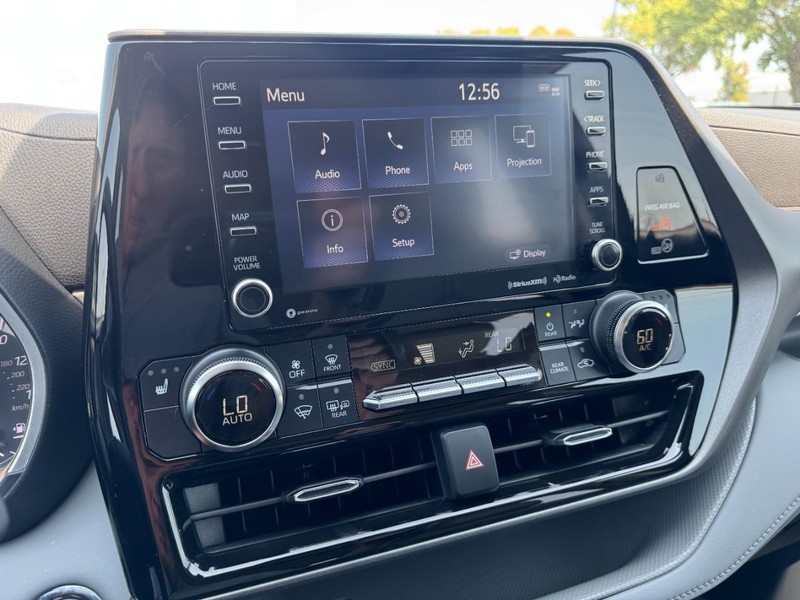 Toyota Highlander Vehicle Full-screen Gallery Image 23
