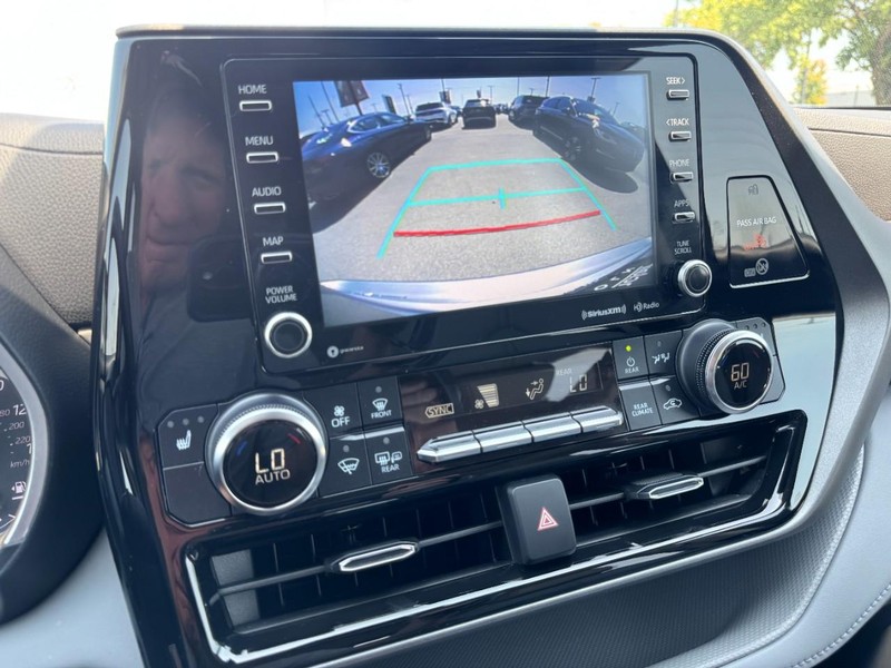 Toyota Highlander Vehicle Full-screen Gallery Image 24