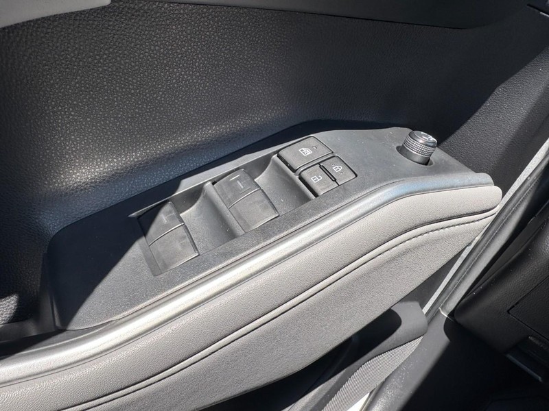 Toyota Highlander Vehicle Full-screen Gallery Image 25