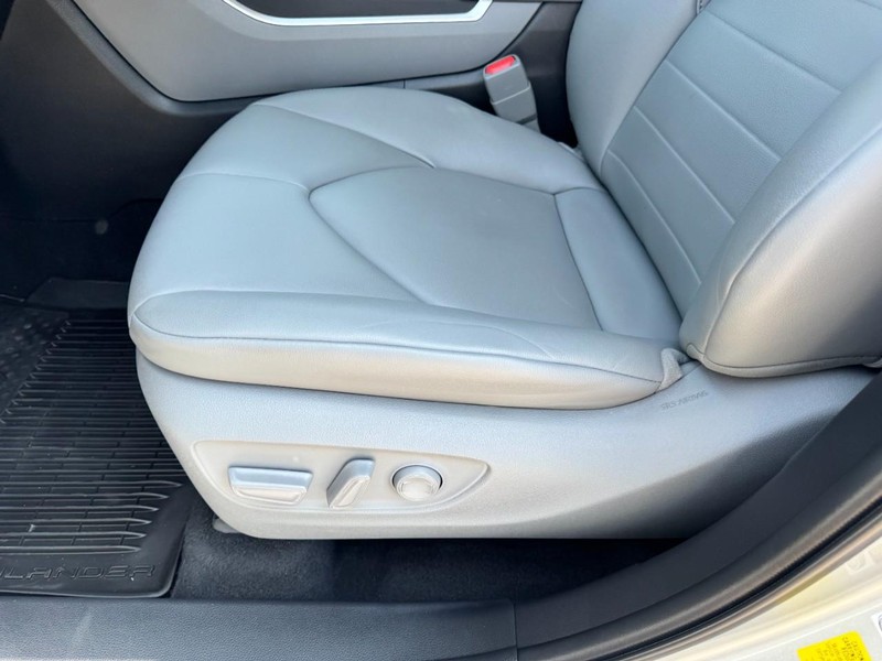 Toyota Highlander Vehicle Full-screen Gallery Image 26