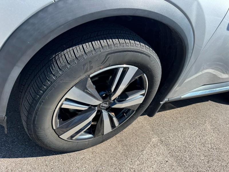 Nissan Rogue Vehicle Full-screen Gallery Image 04
