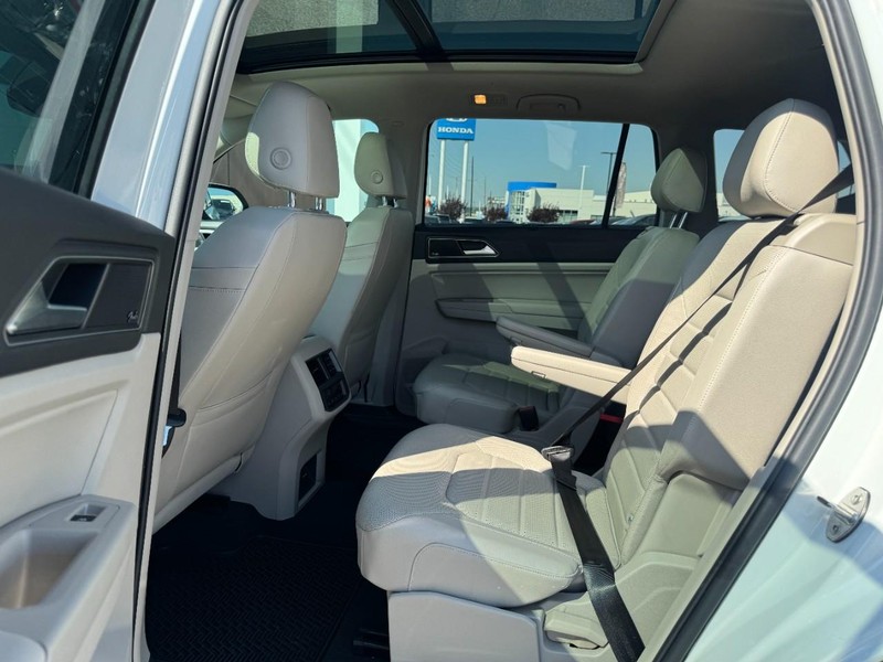 Volkswagen Atlas Vehicle Full-screen Gallery Image 12