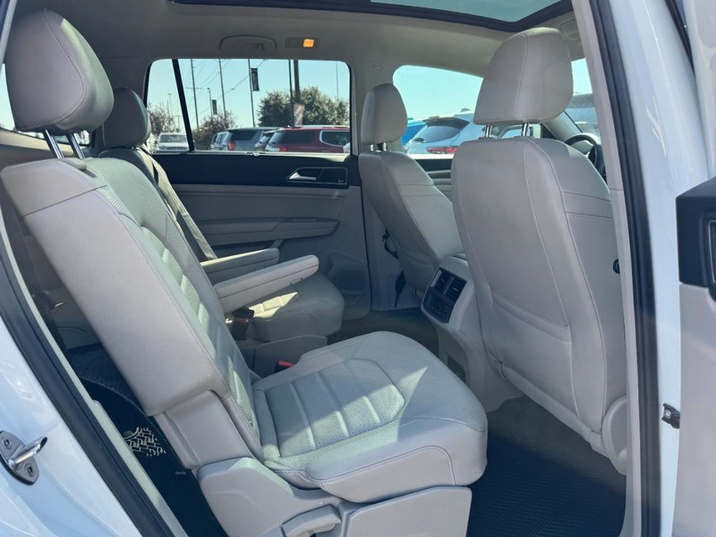 Volkswagen Atlas Vehicle Full-screen Gallery Image 13