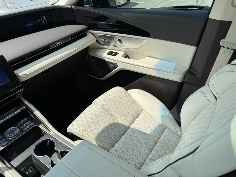 Lincoln Nautilus Vehicle Full-screen Gallery Image 11