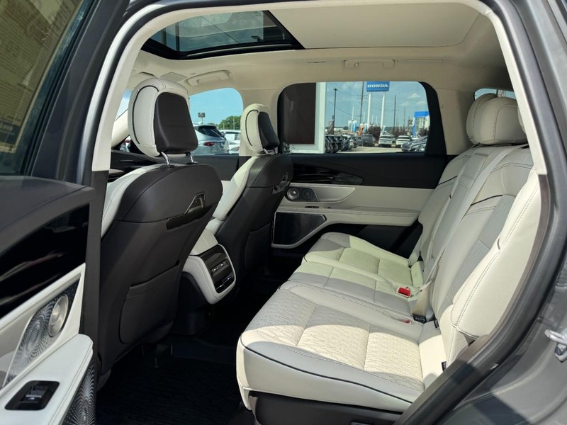 Lincoln Nautilus Vehicle Full-screen Gallery Image 12
