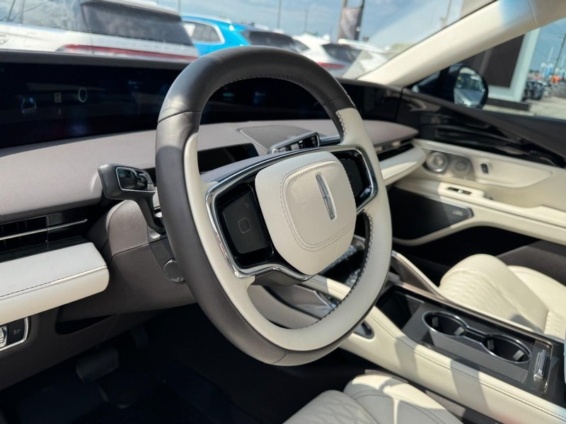 Lincoln Nautilus Vehicle Full-screen Gallery Image 15