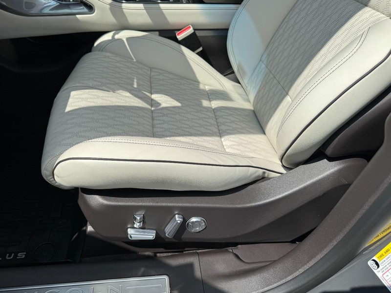 Lincoln Nautilus Vehicle Full-screen Gallery Image 26