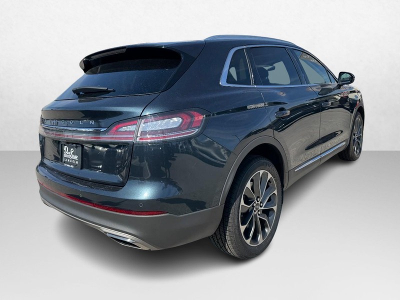 Lincoln Nautilus Vehicle Full-screen Gallery Image 05