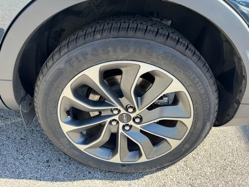 Lincoln Nautilus Vehicle Full-screen Gallery Image 24