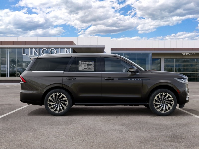 Lincoln Navigator Vehicle Full-screen Gallery Image 05