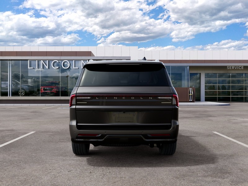 Lincoln Navigator Vehicle Full-screen Gallery Image 07