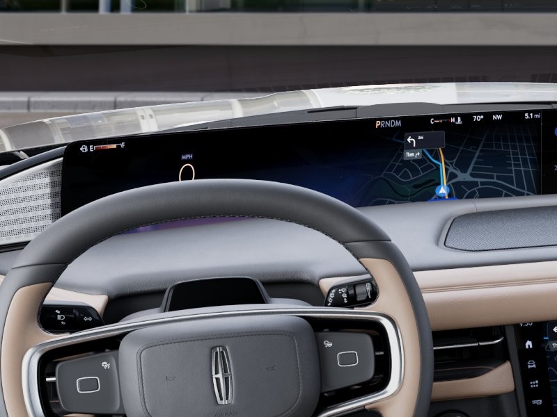 Lincoln Navigator Vehicle Full-screen Gallery Image 13