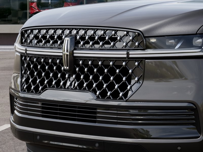 Lincoln Navigator Vehicle Full-screen Gallery Image 17