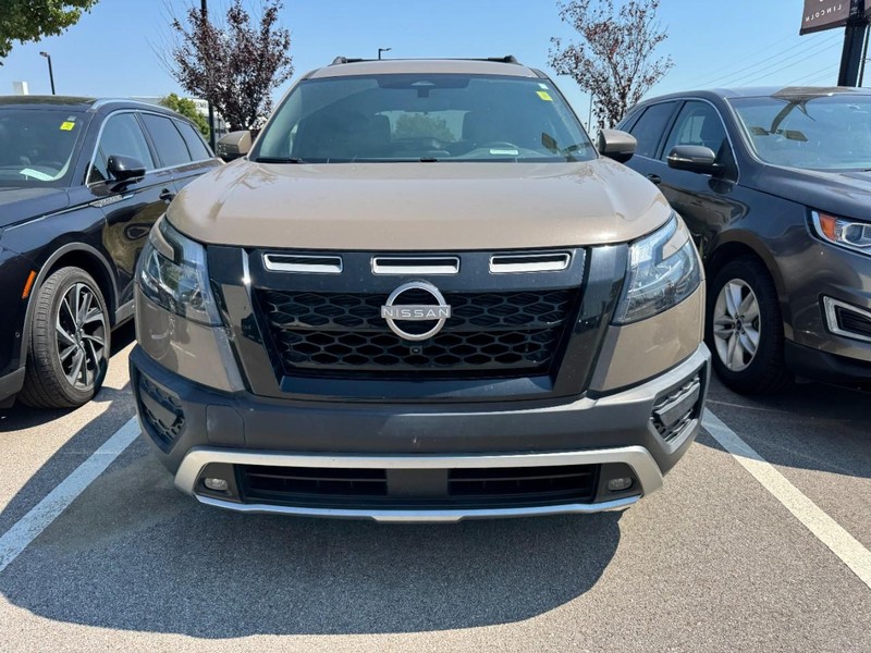 Nissan Pathfinder Vehicle Full-screen Gallery Image 02