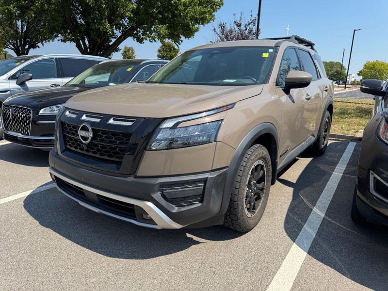 Nissan Pathfinder Vehicle Full-screen Gallery Image 03