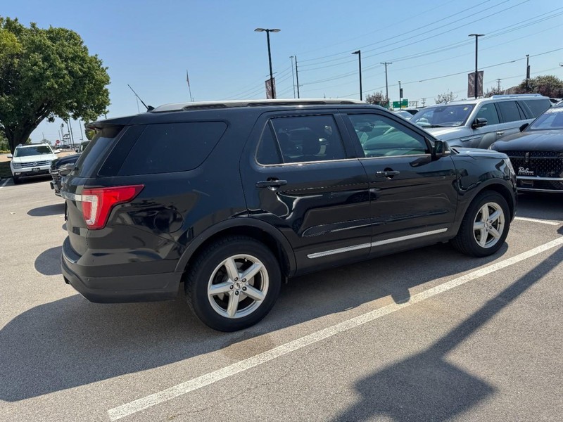 Ford Explorer Vehicle Full-screen Gallery Image 02