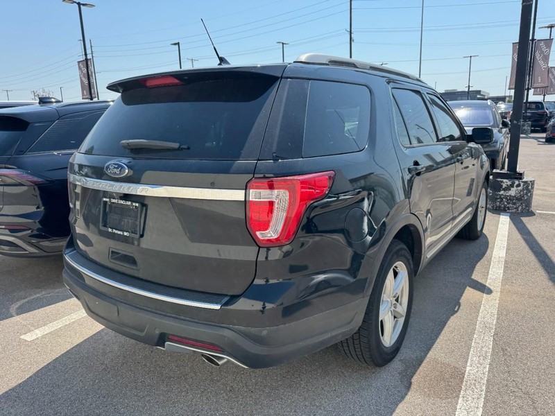 Ford Explorer Vehicle Full-screen Gallery Image 03