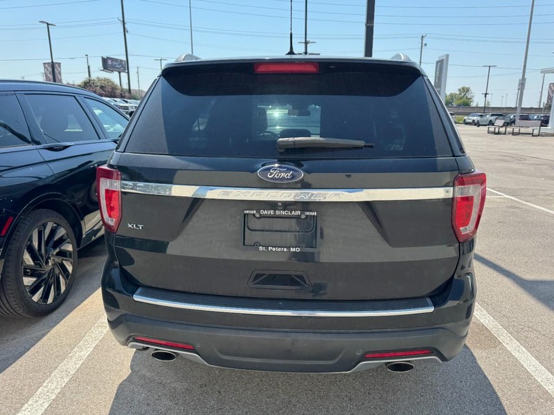 Ford Explorer Vehicle Full-screen Gallery Image 04