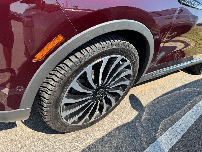 Lincoln Nautilus Vehicle Full-screen Gallery Image 04