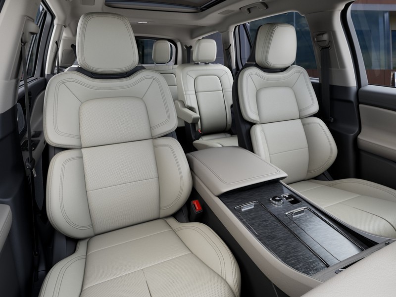 Lincoln Aviator Vehicle Full-screen Gallery Image 10