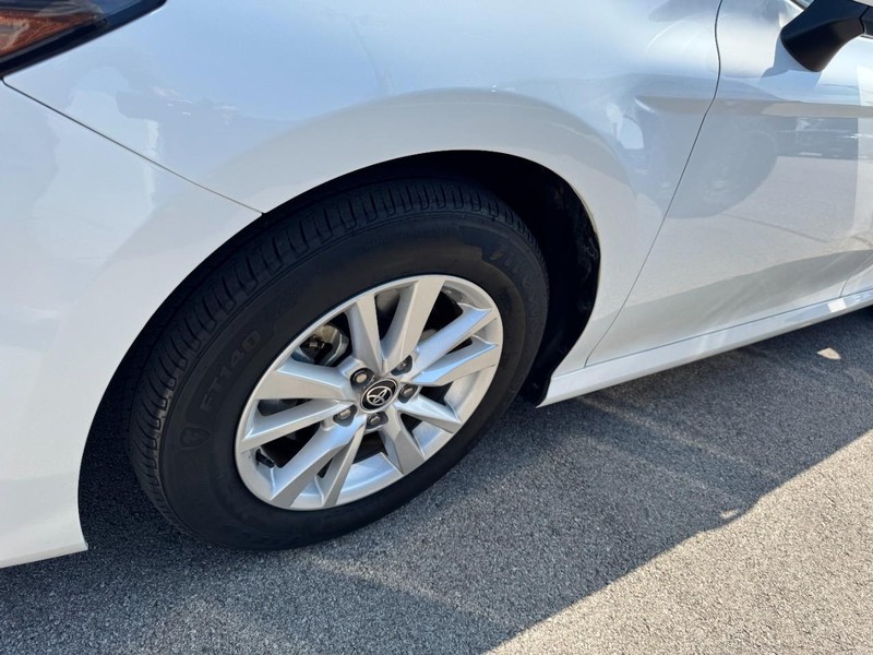 Toyota Camry Vehicle Full-screen Gallery Image 04
