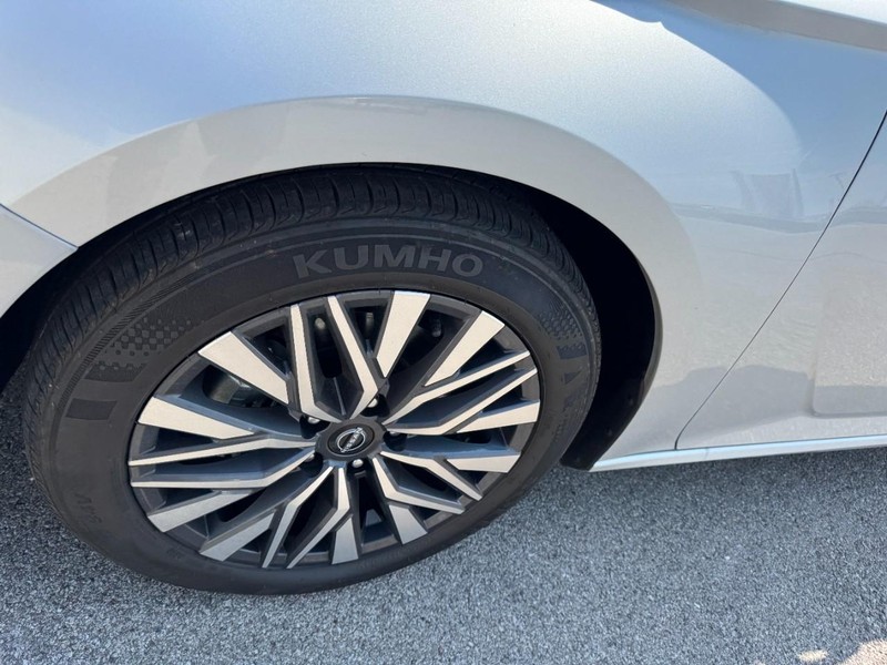 Nissan Altima Vehicle Full-screen Gallery Image 04