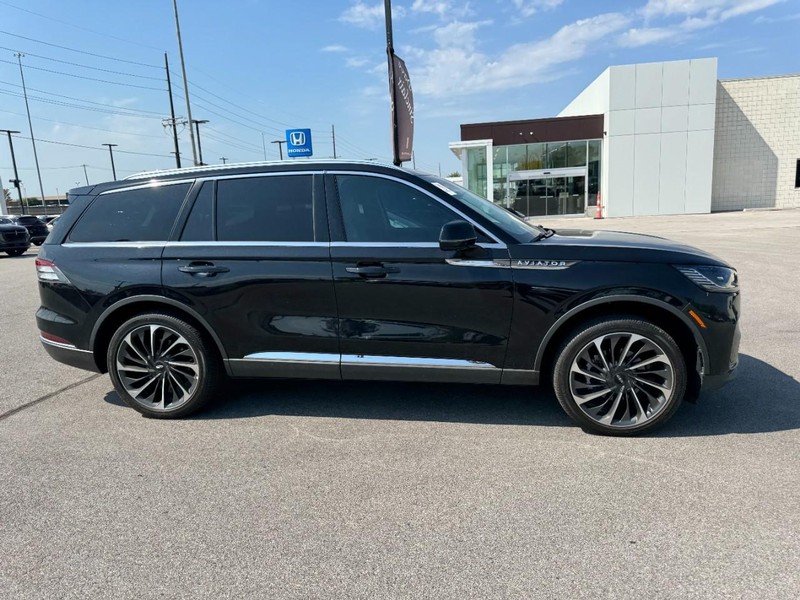 Lincoln Aviator Vehicle Full-screen Gallery Image 02