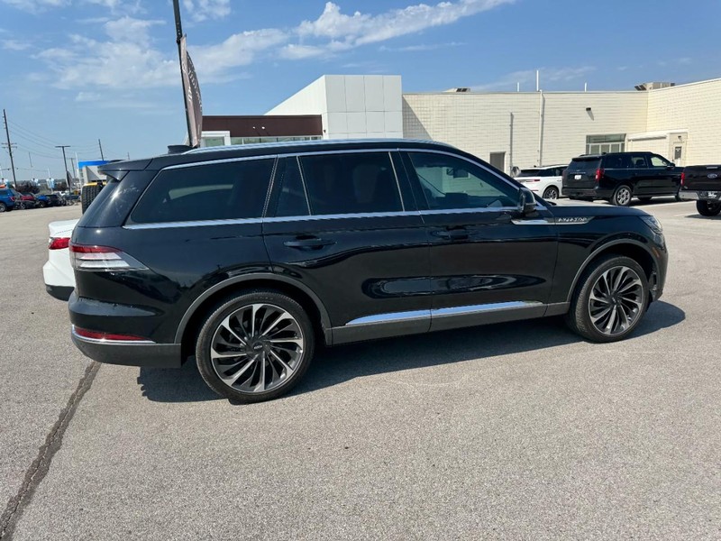 Lincoln Aviator Vehicle Full-screen Gallery Image 03