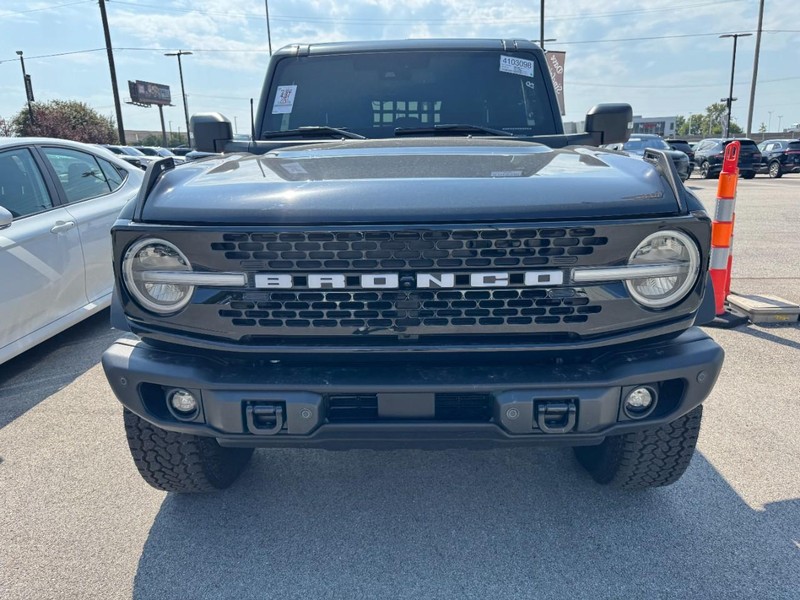 Ford Bronco Vehicle Full-screen Gallery Image 02