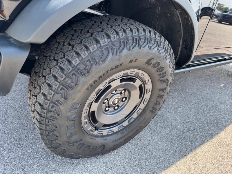 Ford Bronco Vehicle Full-screen Gallery Image 04