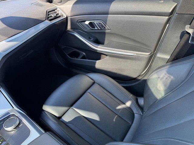 2022 BMW 3 Series 330e xDrive thumbnail image 11