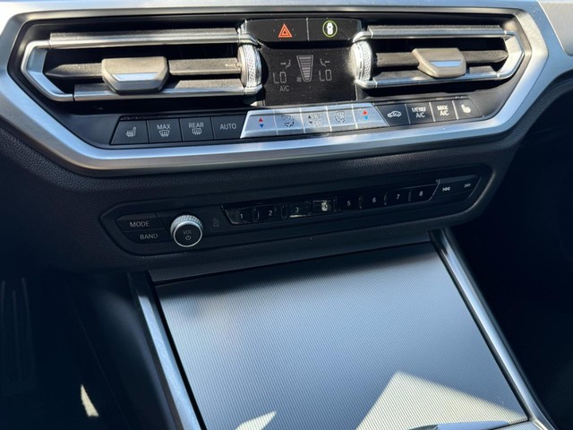 2022 BMW 3 Series 330e xDrive thumbnail image 22