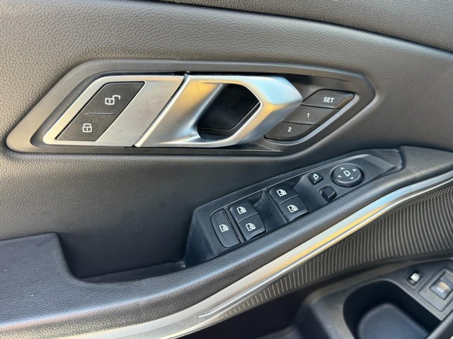 2022 BMW 3 Series 330e xDrive thumbnail image 25