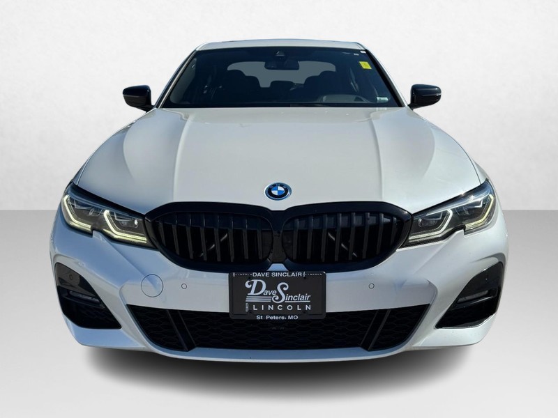 BMW 3 Series Vehicle Full-screen Gallery Image 02