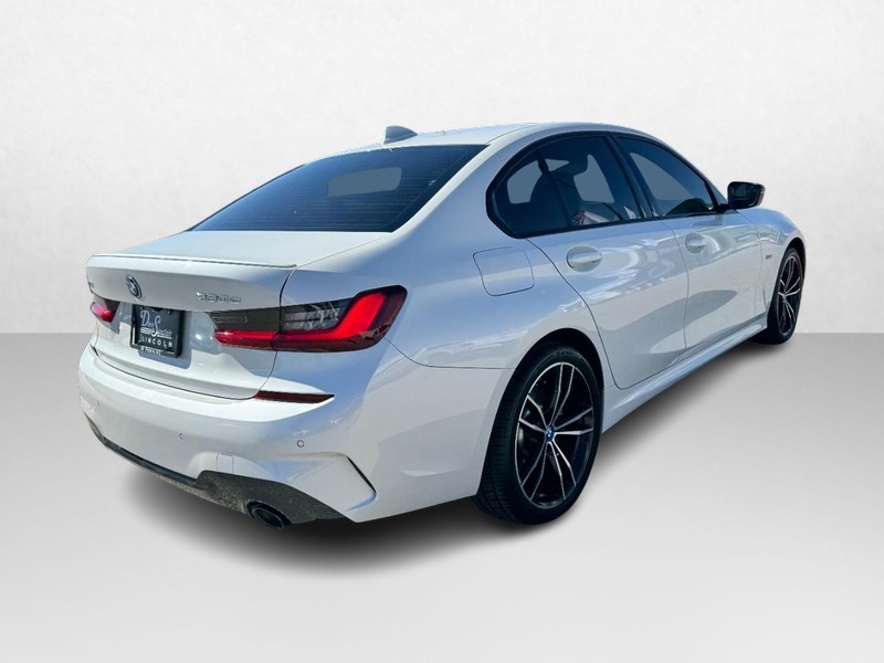 BMW 3 Series Vehicle Full-screen Gallery Image 05
