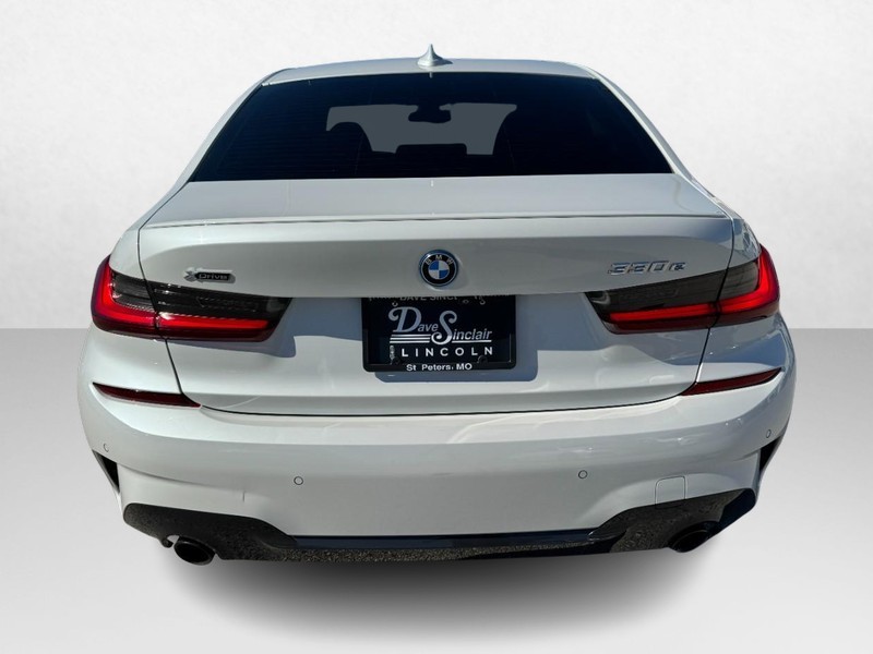 BMW 3 Series Vehicle Full-screen Gallery Image 06