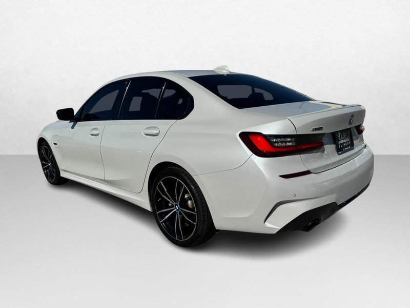 BMW 3 Series Vehicle Full-screen Gallery Image 07