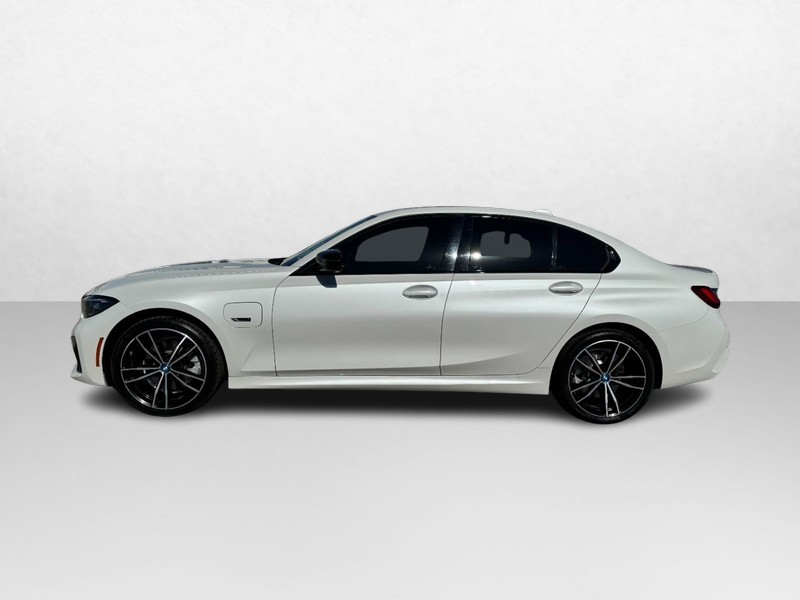 BMW 3 Series Vehicle Full-screen Gallery Image 08